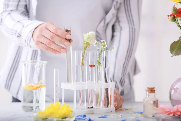 Mujer Preparando Aceite Perfume Primer Plano — Foto de Stock