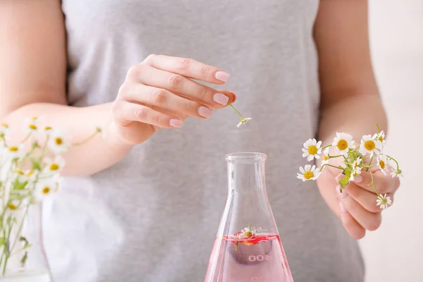 Mujer Preparando Aceite Perfume Primer Plano — Foto de Stock