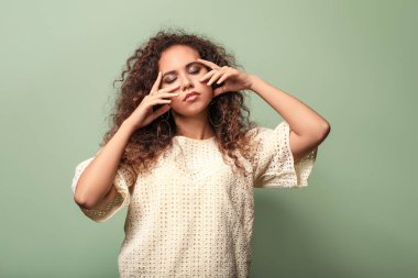 Renk arka plan üzerinde güzel Afrikalı-Amerikalı kadın