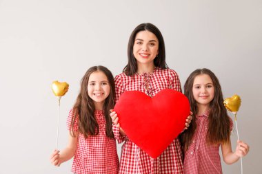 Kalpleri parlak bir kadın ve küçük kızları. Anneler Günü kutlaması