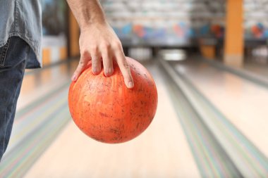 Kulüpte bowling oynayan adam
