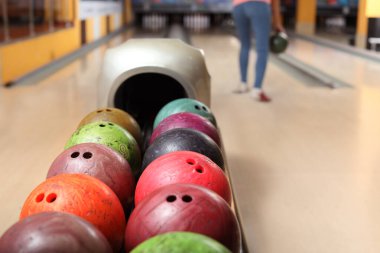 Bowling kulübünde topları ile stand