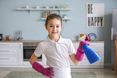 Mutfaktaki sevimli oda hizmetçisi.