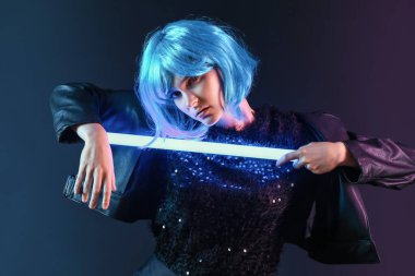 Koyu arkaplanda neon lambalı güzel bir kadının tonlu portresi.