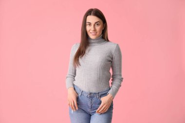 Renkli arka planda güzel genç bir kadın