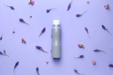 Deodorant ve çiçek renk arka plan üzerinde