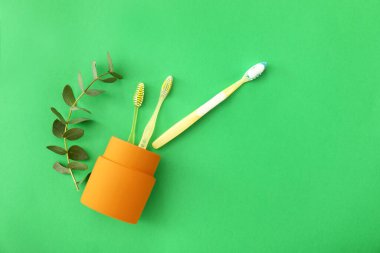 Renkli arkaplanda diş fırçası bileşimi
