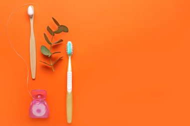 Renkli arkaplanda diş fırçası ve macun ile diş ipi