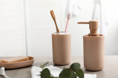 Diş fırçası ve sabun banyoda masanın üstünde.