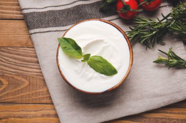 Lezzetli ekşi kremalı kase.