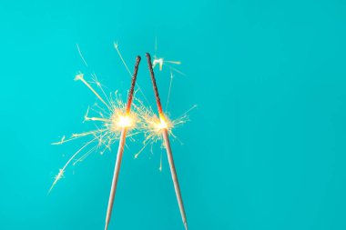 Renkli arka planda güzel Noel havai fişekleri