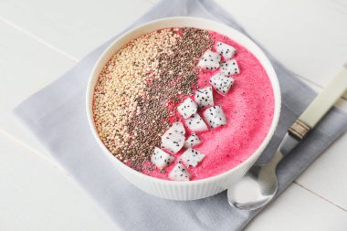 Masada ejderha meyveli smoothie ile kase