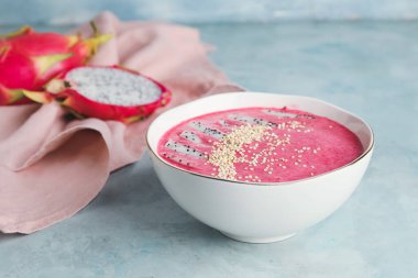 Arka planda ejderha meyveli smoothie ile kase