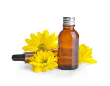 Beyaz arka planda çiçek yağı olan şişeler.