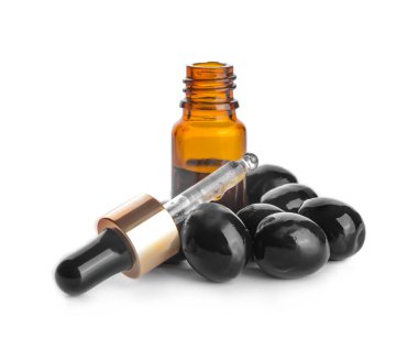 Beyaz arka planda zeytinyağı şişesi