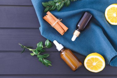 Ahşap arka plan üzerinde temel yağlar ile şişe