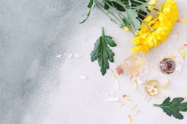 Işık arka planında gerekli yağlı şişeler