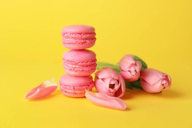Lezzetli macarons renk arka plan üzerinde