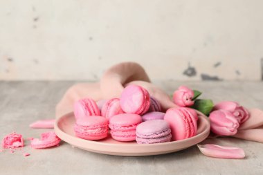 Masada lezzetli badem kurabiyesi tabağı.