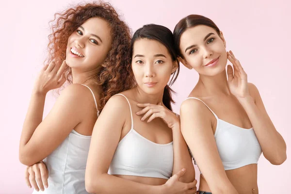 Hermosas Mujeres Jóvenes Con Piel Sana Fondo Color — Foto de Stock