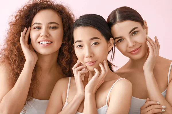 Hermosas Mujeres Jóvenes Con Piel Sana Fondo Color — Foto de Stock