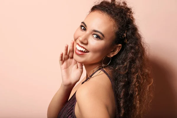 Hermosa Mujer Afroamericana Sobre Fondo Color — Foto de Stock