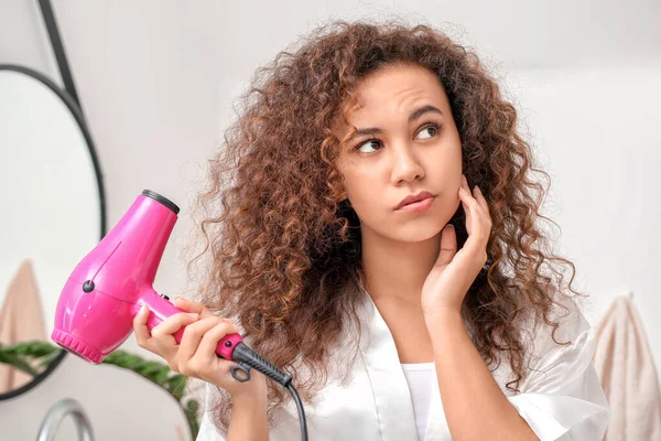 Mulher Afro Americana Pensativa Bonita Com Secador Cabelo Casa — Fotografia de Stock