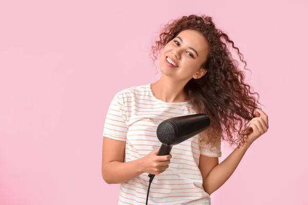 Hermosa Mujer Afroamericana Joven Con Secador Pelo Sobre Fondo Color — Foto de Stock