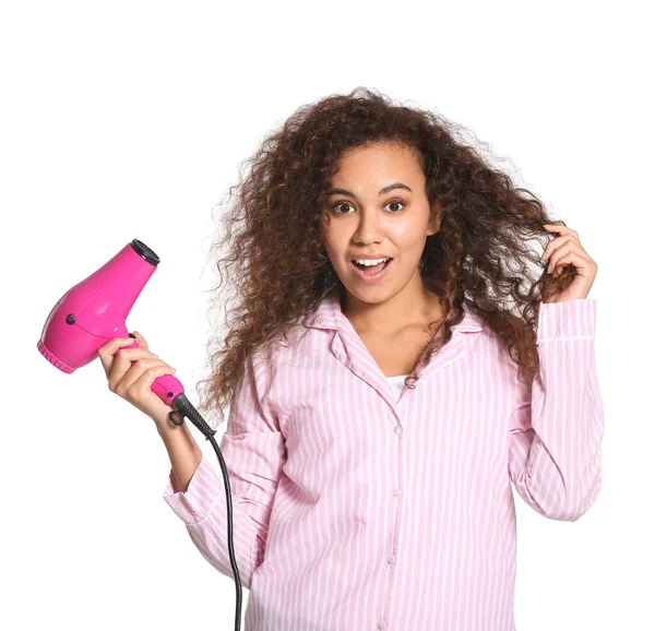 Linda Jovem Afro Americana Com Secador Cabelo Fundo Branco — Fotografia de Stock