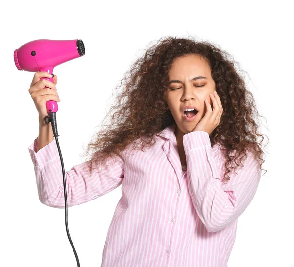 Linda Mulher Afro Americana Sonolenta Com Secador Cabelo Fundo Branco — Fotografia de Stock