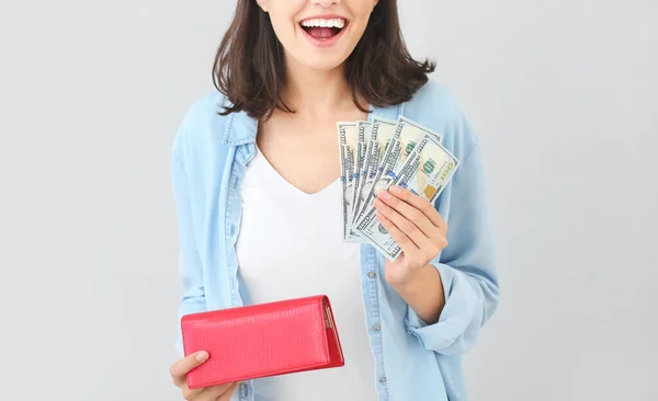 Mujer Joven Con Billetera Dinero Sobre Fondo Claro — Foto de Stock