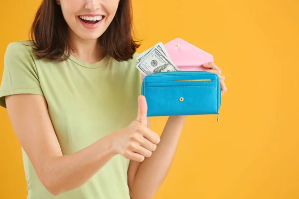 Mujer Joven Con Billetera Que Muestra Pulgar Hacia Arriba Fondo — Foto de Stock
