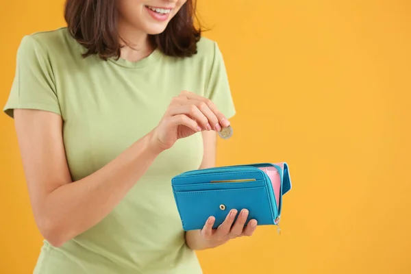 Junge Frau Steckt Geld Geldbörse Auf Farbigem Hintergrund — Stockfoto