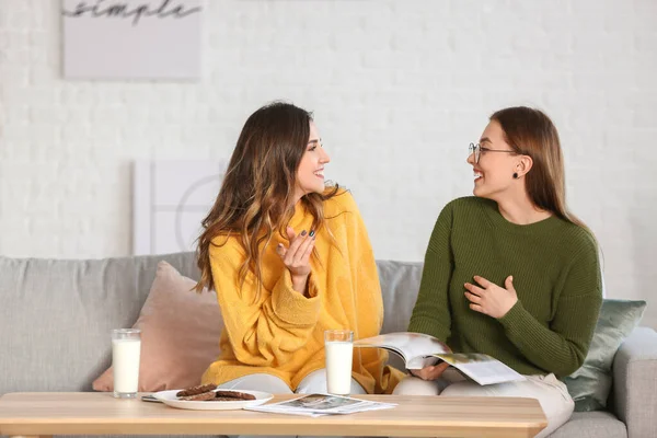 Young Women Warm Sweaters Reading Magazine Home — Stock Photo, Image