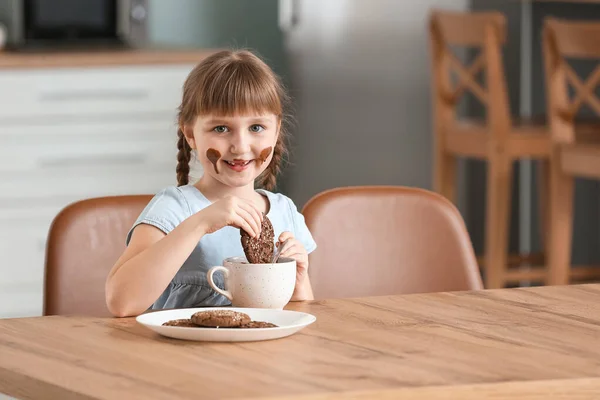 Cute Little Girl Eating Melted Chocolate Cookies Kitchen — Stock Photo, Image