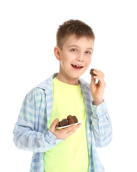 Mignon Petit Garçon Avec Des Bonbons Chocolat Sur Fond Blanc — Photo