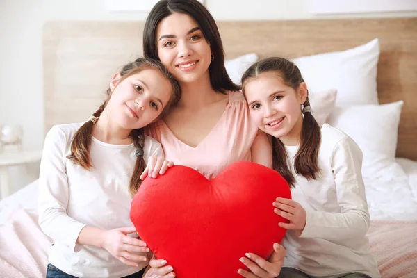 小さな女の子と彼らの母親とともに赤Plush心臓に家 — ストック写真