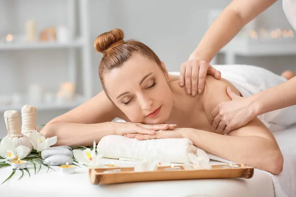 Mooie Vrouw Ontvangst Massage Spa Salon — Stockfoto