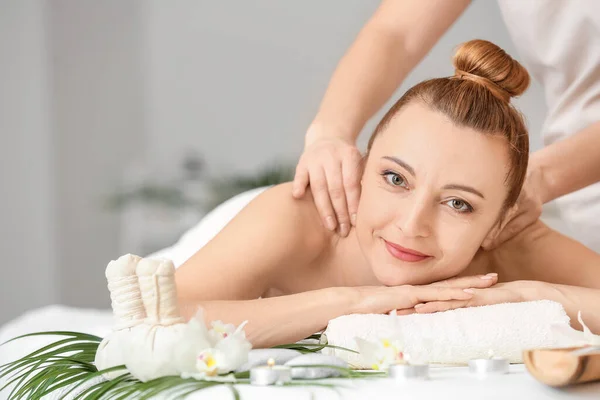 Mooie Vrouw Ontvangst Massage Spa Salon — Stockfoto