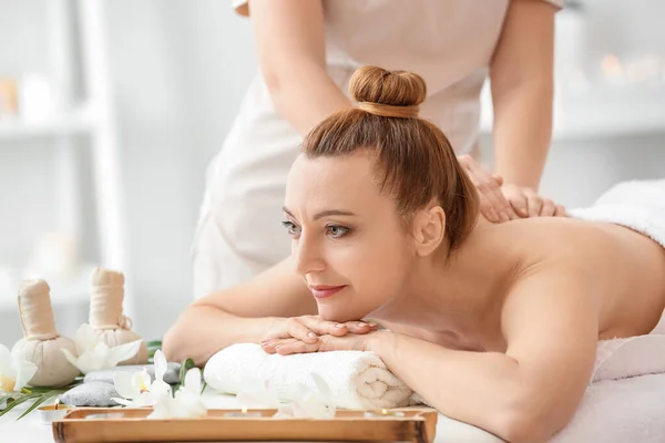 Bella Donna Che Riceve Massaggio Nel Salone Spa — Foto Stock