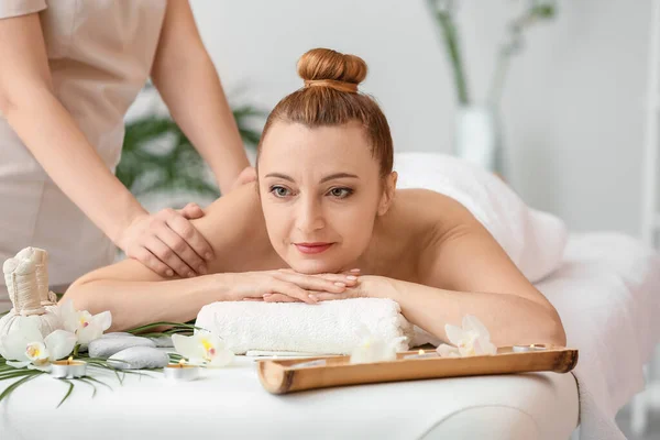 Bella Donna Che Riceve Massaggio Nel Salone Spa — Foto Stock