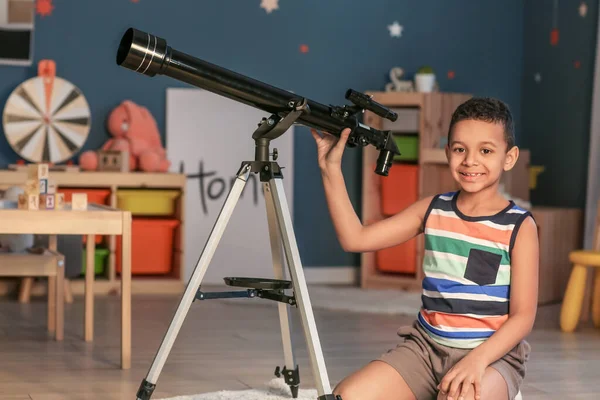 Liten Afroamerikansk Pojke Med Teleskop Som Tittar Stjärnor Kvällen — Stockfoto