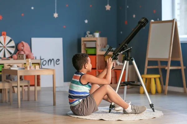 Malý Afroamerický Chlapec Dalekohledem Hledící Hvězdy Večerních Hodinách — Stock fotografie