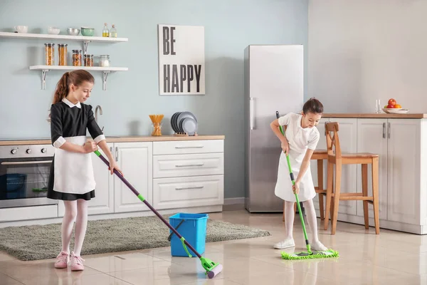 Leuke Kleine Kamermeisjes Schoonmaak Keuken — Stockfoto