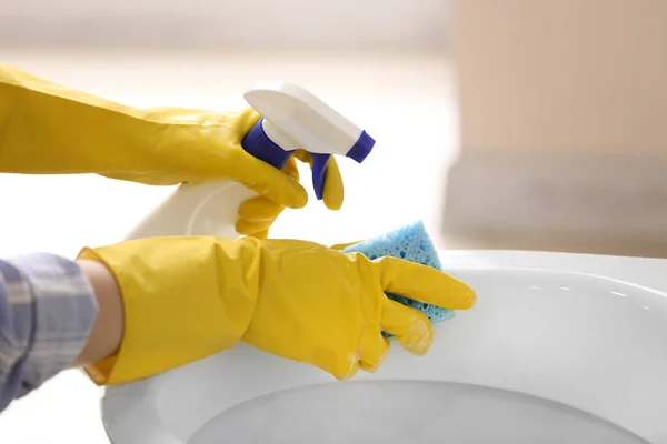 Woman Cleaning Toilet Bowl Bathroom — Stock Photo, Image