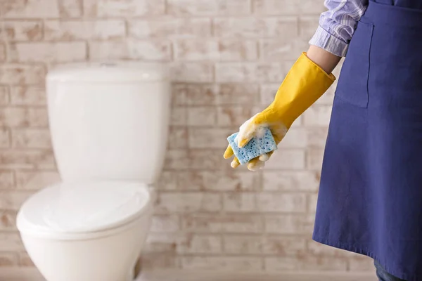 Woman Sponge Going Clean Restroom — Stock Photo, Image