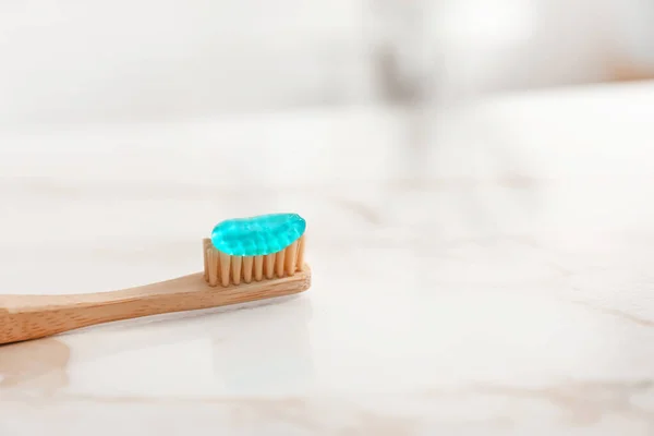Zubní Kartáček Pastou Stole Koupelně — Stock fotografie