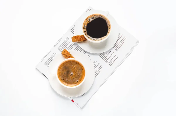 Xícaras Café Quente Jornal Fundo Branco — Fotografia de Stock
