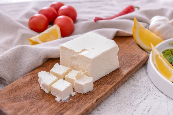 Tábla Ízletes Feta Sajttal Asztalon — Stock Fotó