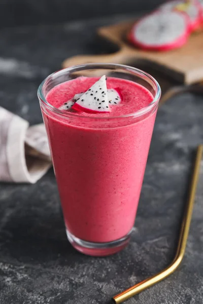 Glass Dragon Fruit Smoothie Dark Background — Stock Photo, Image